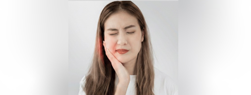 根の炎症による歯の痛みを感じている患者のイメージ