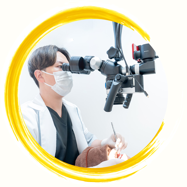 マイクロスコープを用いた根管治療の様子